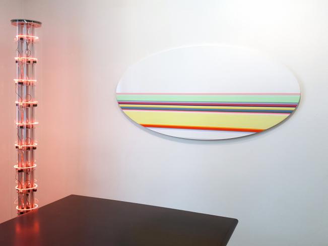 Nicholas Bodde, Oval, 2016, Öl und Acryl auf Aluminium, 75 x 150 cm, Ausstellungsansicht mit Siegfried Kreitner