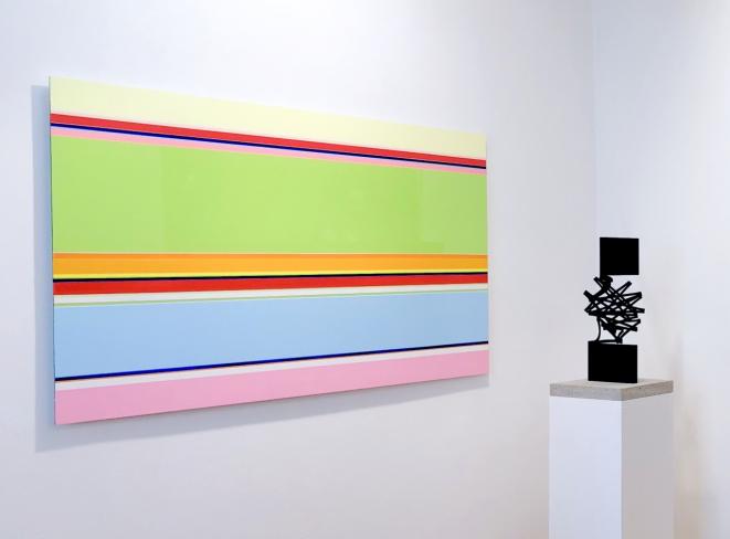 Nicholas Bodde, Horizontal, 2020, Öl und Acryl auf Aluminium, 83 x 150 cm, Ausstellungsansicht mit Thomas Röthel (Stahldrehung)