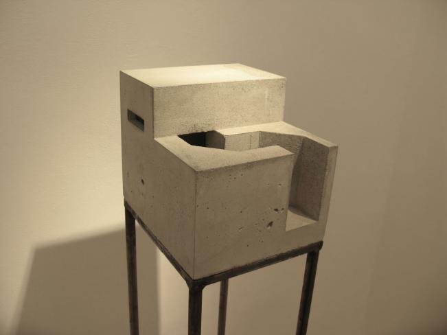 Denis Pondruel, Chambre mentale ("ein Aug in Streifen geschnitten"), 2012, Beton und Fiberglas, 25 x 25 x 30 cm