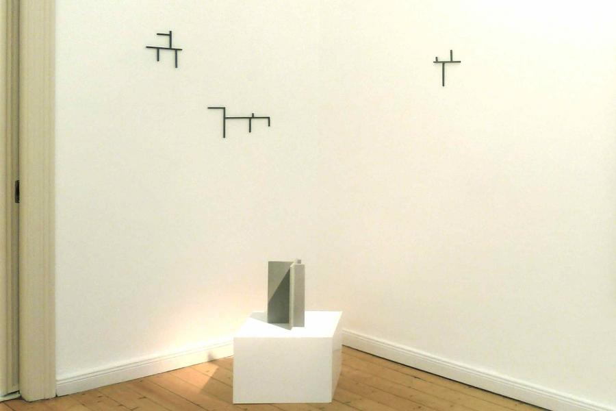 Wandobjekte Eisen geschwrzt Wandobjekt und Bodenskulptur 2004 Eisen verzinkt Ausstellungsansicht Galerie Corona Unger Bremen a