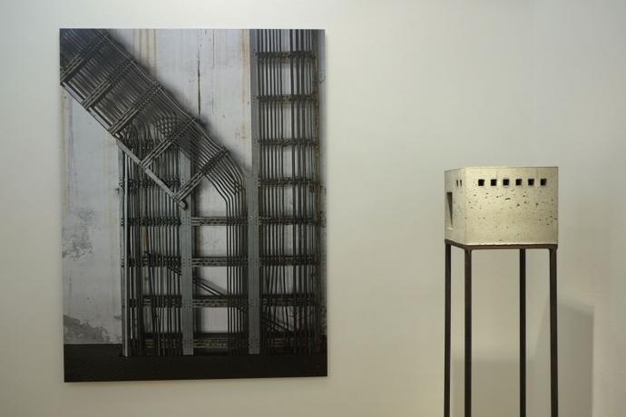 Wolfgang Sümmermann, Alte Saline I, 2012, Digitalprint auf Aludibond . semimatt, 148.5 x 111 cm, (rechts: Denis Pondruel, Chambre mentale . 2010), Ausstellung Galerie Corona Unger, "Die Tiefe des Raums"