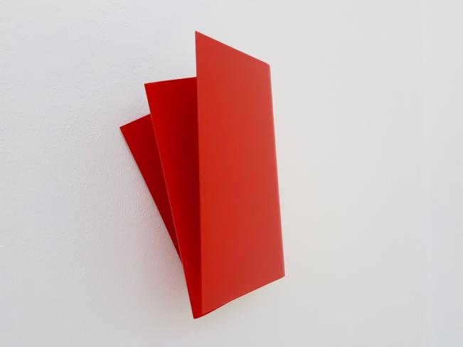 Dirk Rathke,  Red Flag II, 2017, Lack auf Aluminium, 45 x 32 x 22 cm