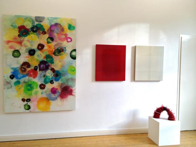 Dirk Salz, DSA-M 98 1840 (deep dives), 2010, DSA-M 147 1900, 2011, Pigmente und Harz auf Multiplex, 70 x 60 x 6 cm, Ausstellungsansicht mit Jürgen Jansen und Harald Pompl