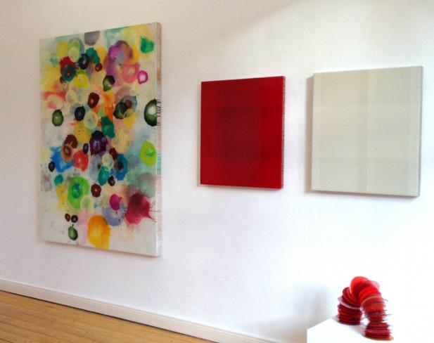 Dirk Salz, DSA-M 98 1840 (deep dives), 2010 und DSA-M 147 1900, 2011, Pigmente und Harz auf Multiplex, 70 x 60 x 6 cm, Ausstellungsansicht mit Jürgen Jansen und Harald Pompl