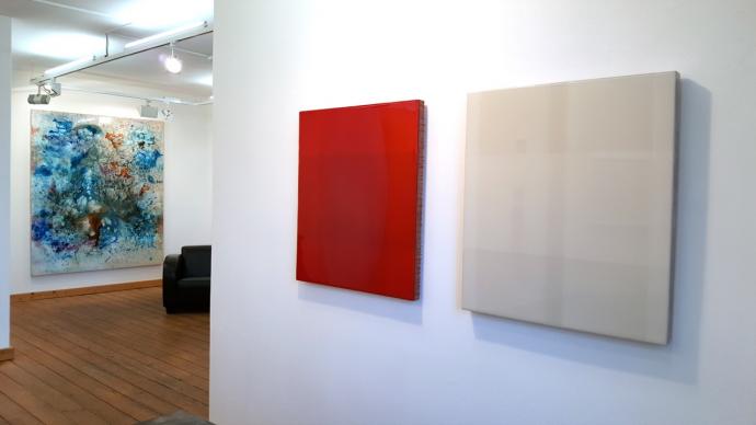 Dirk Salz, DSA-M 98 1840 (deep dives) . 2010, DSA-M 147 1900 . 2011, Pigmente und Harz auf Multiplex, 70 x 60 x 6 cm, Ausstellungsansicht mit Jürgen Jansen