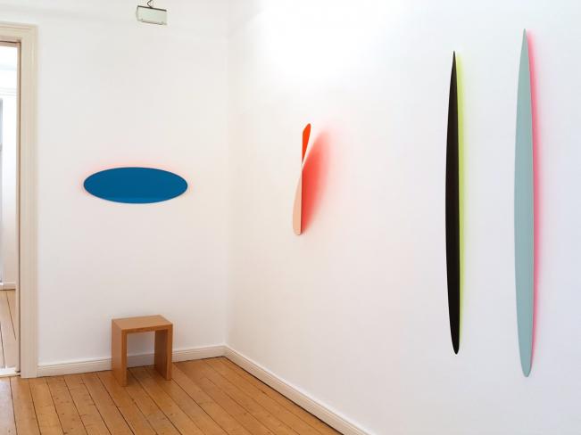 Michael Post, rechts: WVZ 63-16-533 und 62-16-532, 2016, Acryl auf Glasvlies über Stahl, je 144 x 13 x 5 cm