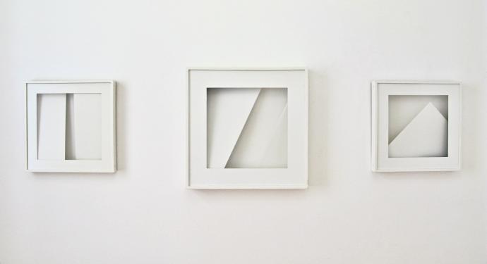 Tom Mosley, Schattenkästen A 9-II-82 . 1982, 52 x 52 x 7 cm, 3-VIII-02 . 2002, 67 x 67 x 10 cm, A1-II-86 . 1986, 52 x 52 x 7 cm, jeweils Holz . Karton und Glas,