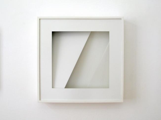 Tom Mosley, Schattenkasten 3-VIII-02, 2002, Holz . Karton . Glas, 67 x 67 x 10 cm