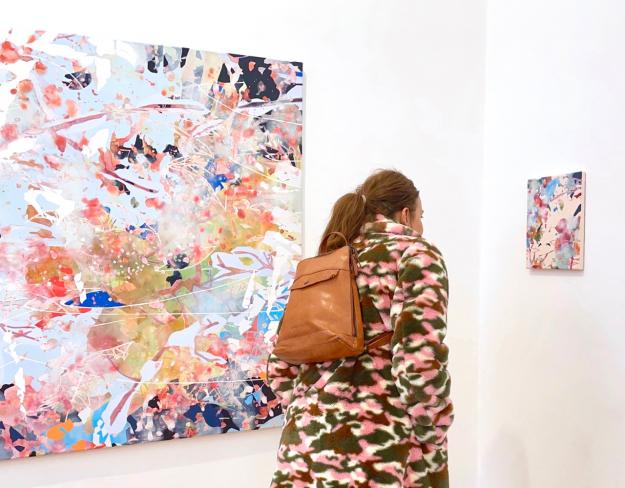 Chika Aruga, Dazwischen 1, 2020-2022, Acryl auf Leinwand, 120 x 100 cm, Ausstellungsansicht
