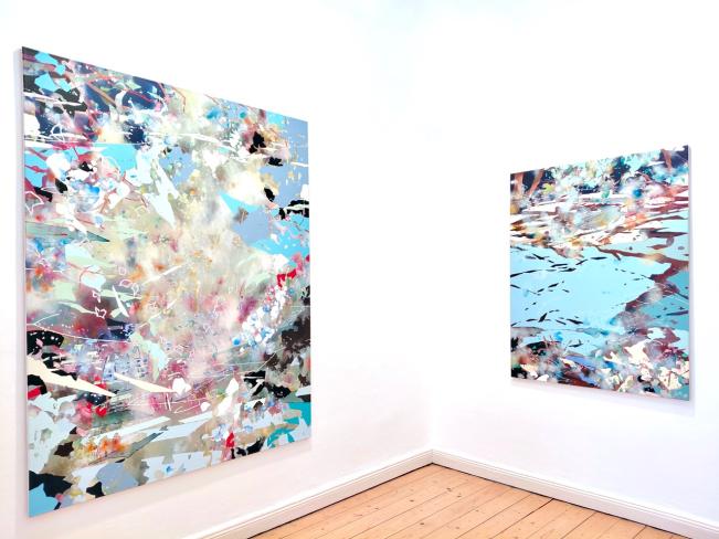 Chika Aruga, Spuren der Erinnerung 4, 2024, Acryl auf Leinwand, 180 x 140 cm, und hinauf schauen, hinein gehen 21, 2026, Acryl auf Leinwand, 130 x 100 cm, Ausstellungsansicht Galerie Corona Unger