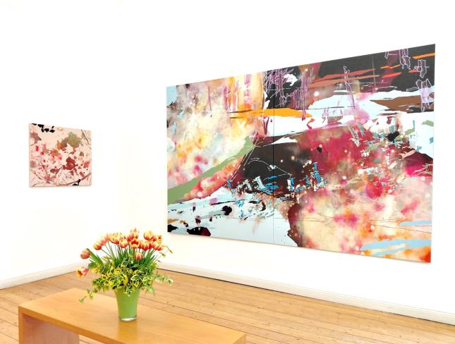 Chika Aruga, hinauf schauen - hinein gehen 18, 2026, Acryl auf Leinwand, 180 x 280 cm, und Suche nach den Spuren 3, 2018, 70 x 80 cm, Ausstellungsansicht Galerie Corona Unger