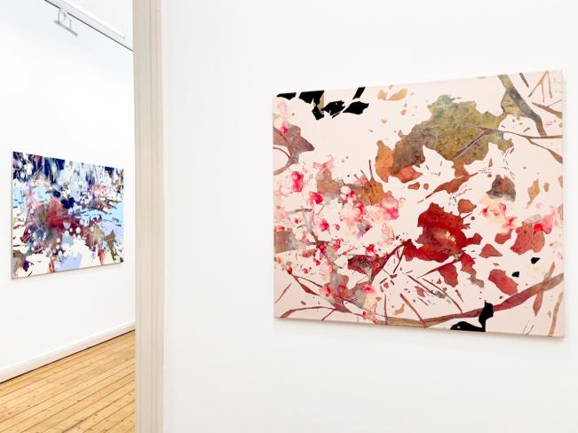 Chika Aruga, hinauf schauen - hinein gehen 9, 2025, Acryl auf Leinwand, 110 x 160 cm, und Suche nach den Spuren 3, 2018, 70 x 80 cm, Ausstellungsansicht Galerie Corona Unger
