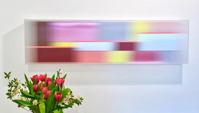 Christiane Grimm, Carry on II, 2024, Mischtechnik und Acrylglas, 30 x 110 x 10 cm, Ausstellungsansicht Galerie Corona Unger, Bremen