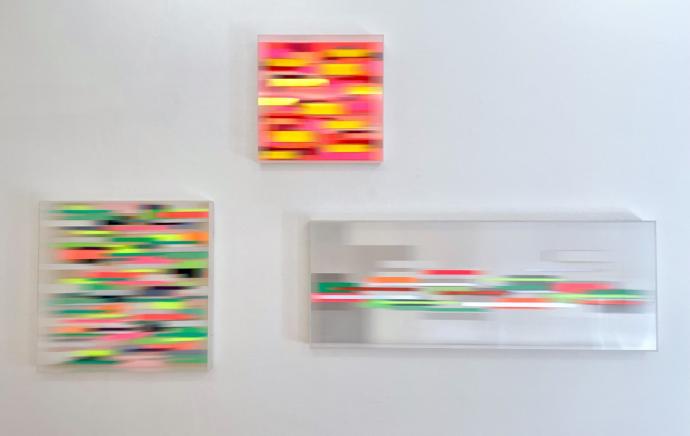 Christiane Grimm, Verschmelzungen, 2022, 80 x 80 x 10 cm / Verschmelzungen XI, 2023, 60 x 60 x 10 cm / On my Way II, 2021, 60 x 160 x 10 cm, jeweils Mischtechnik und Acrylglas, Ausstellungsansicht Galerie Corona Unger, Bremen