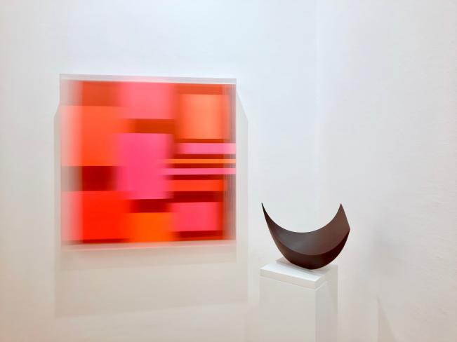 Christiane Grimm, new space I (thrilled), 2022, Mischtechnik und Acrylglas, 80 x 80 x 10 cm, Ausstellungsansicht mit Ruediger Seidt
