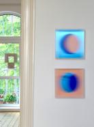 Christiane Grimm, Luna Orange und Luna Blau, 2020, Mischtechnik und Acrylglas, je 31 x 31 x 8 cm, Ausstellungsansicht