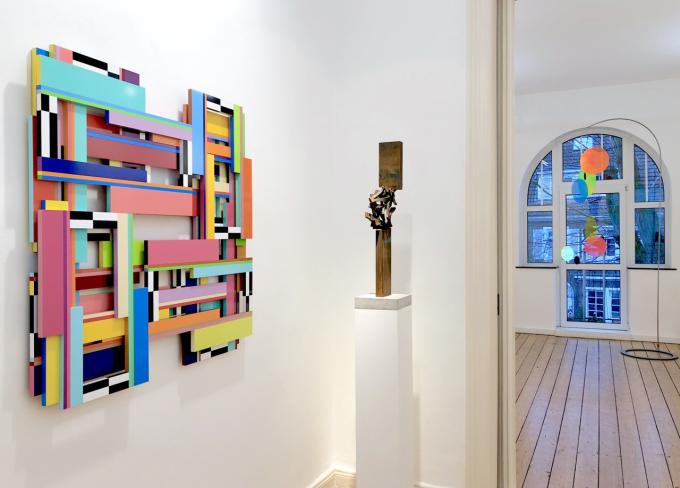 Dieter Balzer, Xeox (14-2), Folie auf MDF, 100 x 100 x 5 cm, Ausstellungsansicht Galerie Corona Unger (mit Werken von Thomas Röthel und Rosali Schweizer)