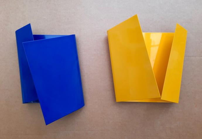 Dirk Rathke, folder blau + gelb, 2019, Lack auf Metall, 33 x 26 x 20 cm und 30 x 26 x 20 cm