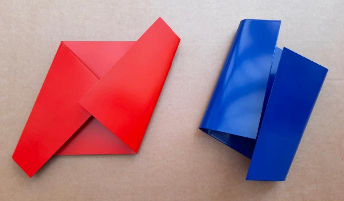 Dirk Rathke, folder rot + blau, 2019, Lack auf Metall, 37 x 35 x 5 cm und 33 x 26 x 20 cm
