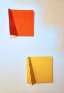 Dirk Rathke, folder orange + gelb, 2019, Lack auf Metall, je 25 x 25 x 7 cm, Ausstellungsansicht