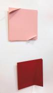 Dirk Rathke, folder rosé + rot, 2019, Lack auf Metall, 27 x 27 x 6 cm und 25 x 25 x 7 cm, Ausstellungsansicht