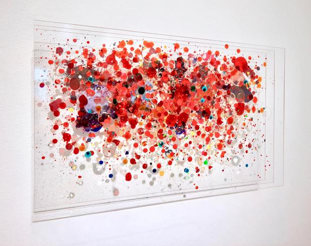 Eckart Hinze, Drops, 2020, Acryl und Harz auf Acrylglas, 30 x 50 x 8.5 cm, seitlich
