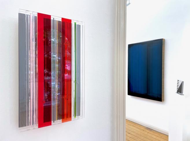 Eckart Hinze, OBJ 10, 2022, Acryl und Harz auf Acrylglas, 30 x 50 x 9 cm, Ausstellungsansicht Galerie Corona Unger, Bremen
