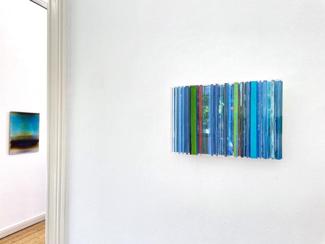 Eckart Hinze, OBJ 16, 2022, Acryl und Harz auf Acrylglas, 20 x 30 x 6 cm, Ausstellungsansicht