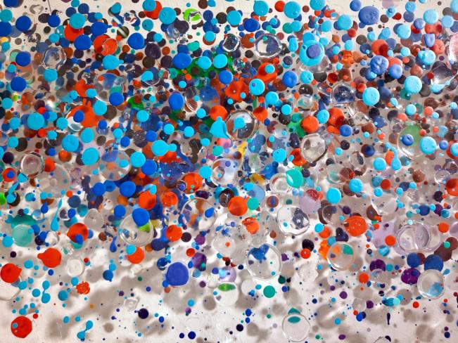 Eckart Hinze, OBJ 20, 2022, Acryl und Harz auf Acrylglas, 30 x 110 x 8 cm, Detail