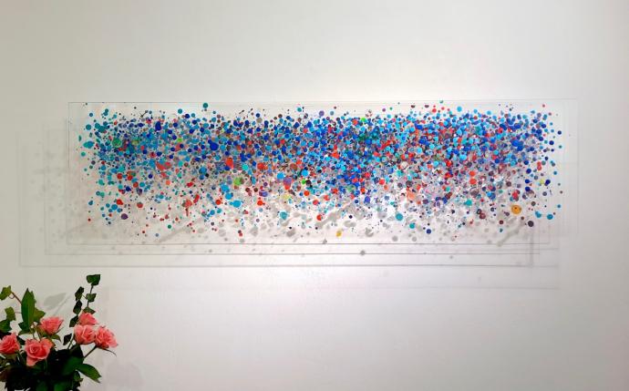 Eckart Hinze, OBJ 20, 2022, Acryl und Harz auf Acrylglas, 30 x 110 x 8 cm