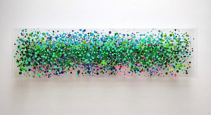 Eckart Hinze, OBJ 21, 2022, Acryl und Harz auf Acrylglas, 30 x 110 x 8 cm, Ausstellungsansicht Galerie Corona Unger Bremen