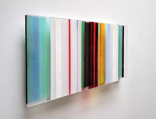 Eckart Hinze, OBJ 27, 2023, Acryl und Harz auf Acrylglas, 30 x 50 cm