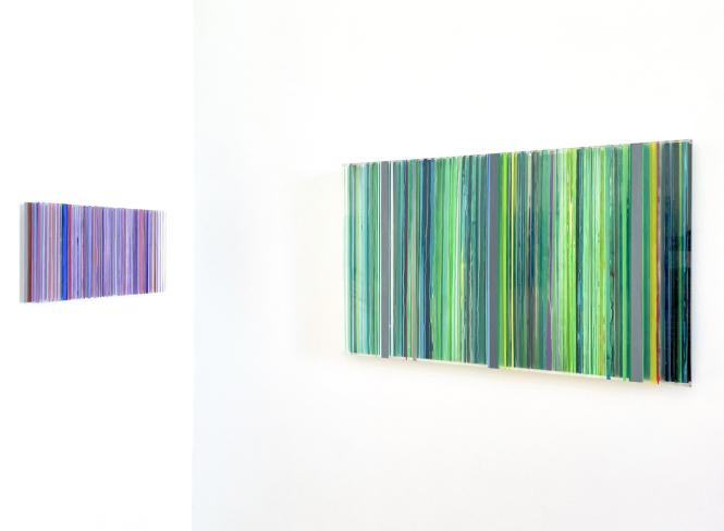 Eckart Hinze, OBJ 36, 2024, 30 x 20 x 5 cm, und OBJ 24, 2023, Acryl und Harz auf Acrylglas, 66 x 107 x 7 cm, Ausstellungsansicht