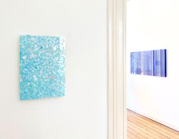 Eckart Hinze, OBJ 36, 2024, Acryl und Harz auf Acrylglas, 30 x 20 x 5 cm, und OBJ 57, 2025, Acryl und Harz auf Acrylglas, 146 x 67 x 7,5 cm, Ausstellungsansicht