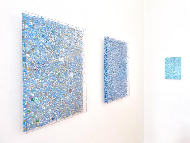 Eckart Hinze, OBJ 40 und OBJ 39, 2025, Acryl und Harz auf Acrylglas, je 66 x 48 x 7 cm, und (hinten) OBJ 36, 2024, Acryl und Harz auf Acrylglas, 30 x 20 x 5 cm, Ausstellungsansicht