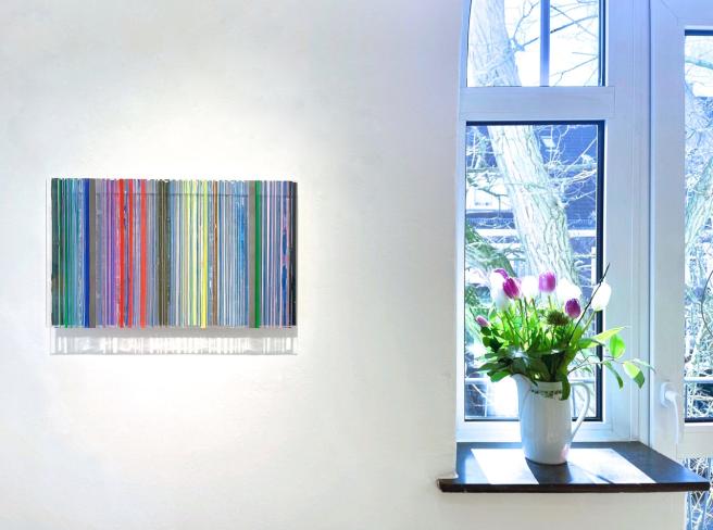 Eckart Hinze, OBJ 49, 2025, Acryl und Harz auf Acrylglas, 30 x 50 x 7 cm, Ausstellungsansicht