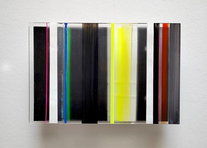 Eckart Hinze, OBJ 56, 2025, Acryl und Harz auf Acrylglas, 20 x 30 x 6 cm
