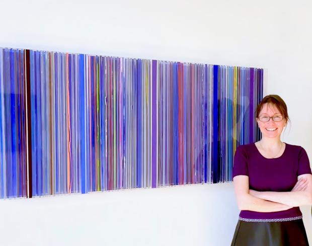 Eckart Hinze, OBJ 57, 2025, Acryl unf Harz auf Acrylglas, 146 x 67 x 7,5 cm, Ausstellungsaufbau Galerie Corona Unger, Bremen