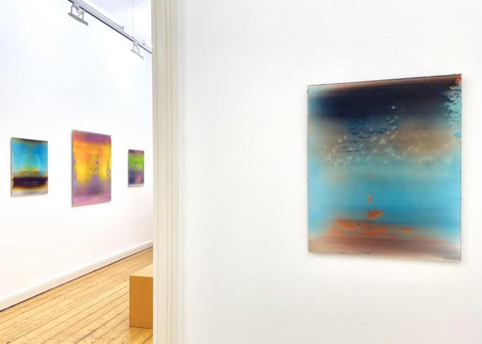 Frank Piasta, 2.2, 2021, Pigmente und Silikon, 60 x 48 cm, Ausstellungsansicht