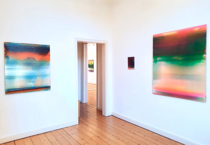 Frank Piasta, "nasser blauer Elch umspannt den Himmel", 2022, Pigmente und Silikon, 96 x 80 cm / "Blütenflocken fielen über Kopf", 2022, Pigmente und Silikon, 120 x 96 cm, Ausstellungsansicht