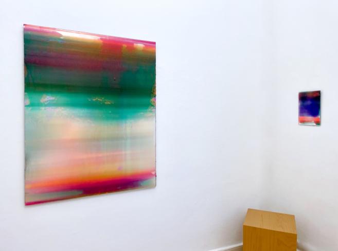 Frank Piasta, "...und Blütenflocken fielen über Kopf", 2022, Pigmente und Silikon, 120 x 96 cm, Ausstellungsansicht
