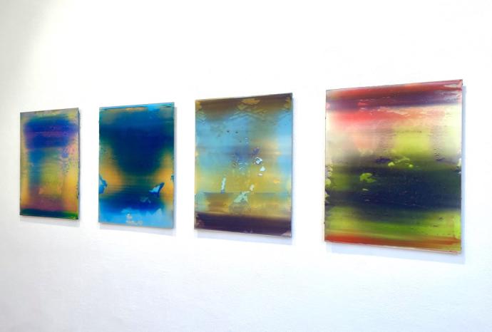 Frank Piasta, ziemlich 2.31, 2.32, 2.11 und 2.33, 2022 / 2023, Pigmente und Silikon auf Glas, je 60 x 80 cm