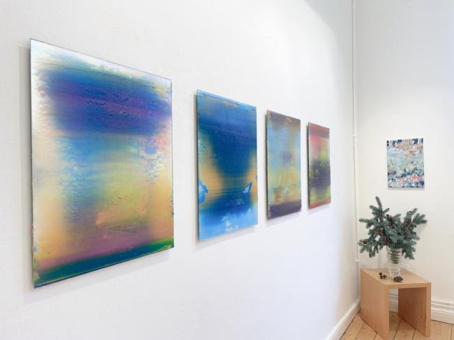 Frank Piasta, Winterleuchten Ausstellungsansicht mit Frank Piasta Pigmente und Silikon auf Glas je 60 x 80 cm und Chika Aruga Galerie Corona Unger Bremen