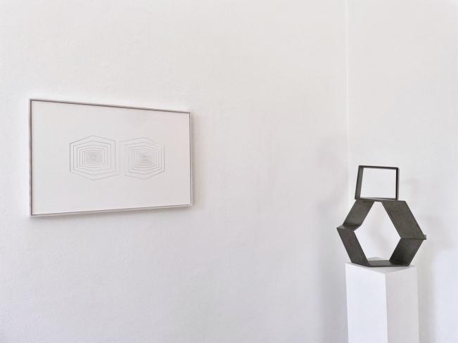 Franz Riedl, Eindruck/Ausdruck, 2024, Papierrelief, 42,5 x 62 cm, Ausstellungsansicht mit Robert Krainhöfner