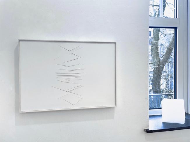 Franz Riedl, Horizontale Schichtung IV, 2017, Papierrelief, Karton geschnitten, 45 x 61,5 cm, Ausstellungsansicht