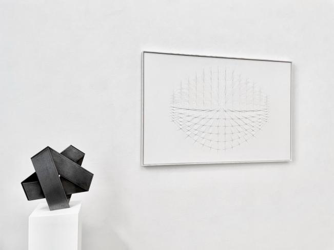 Franz Riedl, Verknüpfung, 2024, Papierrelief, Karton geschnitten, 68 x 102 cm, Ausstellungsansicht