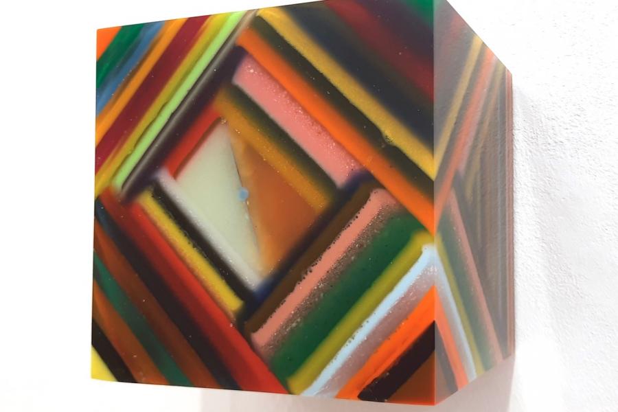 Harald Pompl Geometric Cube 2023 Harz mit Pigmenten 15 x 15 x 15 cm c