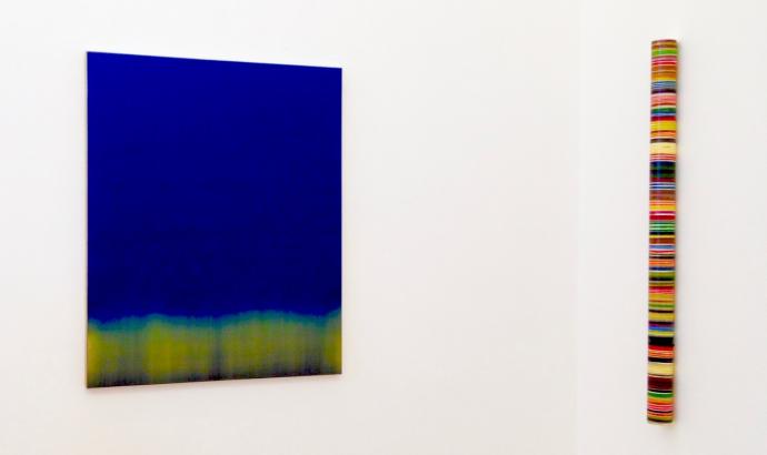 Harald Pompl, Farbstab, 2013, Pigmente und Harz, 100 x 9 x 9 cm, Ausstellungsansicht mit Bim Koehler