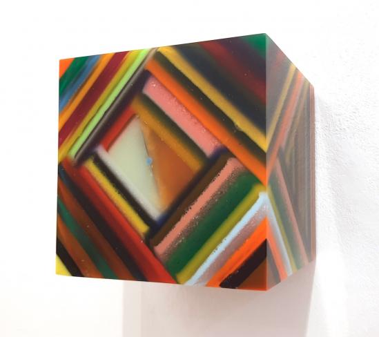 Harald Pompl, Geometric Cube, 2023, Harz mit Pigmenten, 15 x 15 x 15 cm