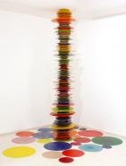 Harald Pompl, Stapelung, 2016, Harz, Pigmente und Metall, Höhe ca. 300 cm